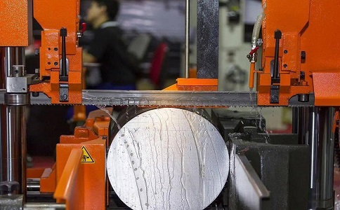 石河镇立式金属带锯床切削出现跑带故障解决方法！